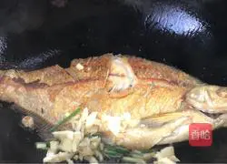 Illustration of how to stew Wuchang fish with pickled cabbage 6