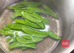 荷兰豆炒鱿鱼的做法图解2