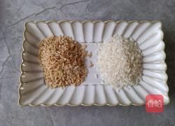 牛奶糙米燕麦粥的做法图解1