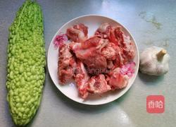 猪肉骨苦瓜汤的做法图解1