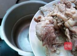 猪肉骨苦瓜汤的做法图解3