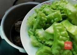 猪肉骨苦瓜汤的做法图解4