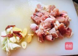 鸡肉土豆炖粉条的做法图解1