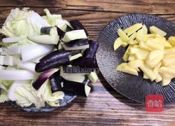 白菜茄子烧土豆的做法图解2