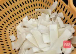 Illustration of how to make fried sour bamboo shoots 1