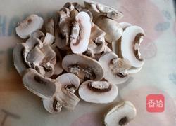 口蘑香煎鸡胸肉的做法图解2