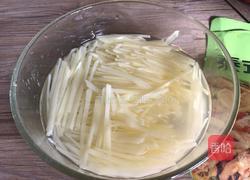 青红辣椒拌土豆丝的做法图解1