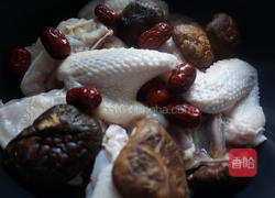 冬天补身必喝这碗汤——黄芪红枣炖鸡汤的做法图解6