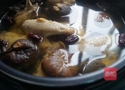 冬天补身必喝这碗汤——黄芪红枣炖鸡汤的做法图解9