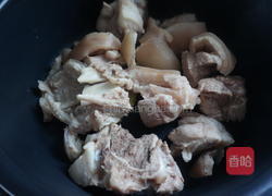 莴笋香菇蹄髈汤的做法图解3