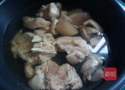 莴笋香菇蹄髈汤的做法图解5