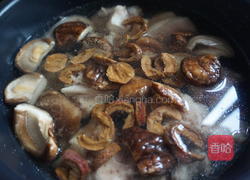 莴笋香菇蹄髈汤的做法图解7