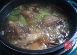 莴笋香菇蹄髈汤的做法图解11