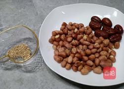 红枣花生露的做法图解1