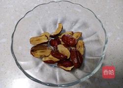 红枣花生露的做法图解2