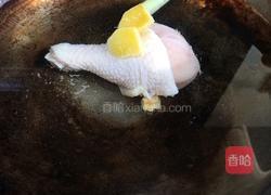 马蹄玉米鸡腿汤的做法图解1