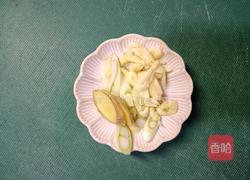 白菜炖豆腐的做法图解1