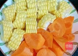 胡萝卜玉米排骨汤的做法图解2