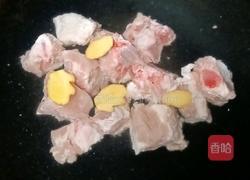 胡萝卜玉米排骨汤的做法图解3