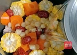 胡萝卜玉米排骨汤的做法图解8