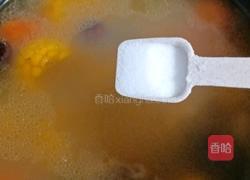 胡萝卜玉米排骨汤的做法图解9