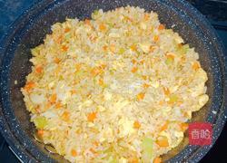 芹菜胡萝卜蛋炒饭的做法图解7