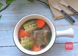 胡萝卜玉米骨头汤的做法图解1