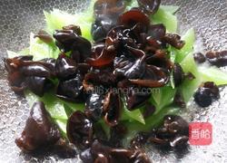 莴笋炒木耳的做法图解4