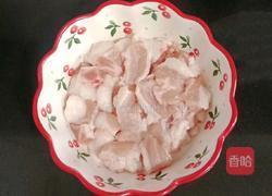 五花肉炒花生芽的做法图解1