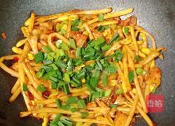 五花肉炒花生芽的做法图解9