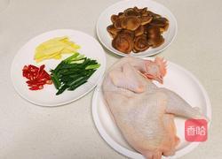 香菇炒鸡的做法图解1