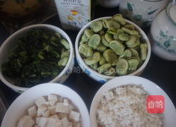  莴笋叶蚕豆焖饭的做法图解1
