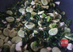  莴笋叶蚕豆焖饭的做法图解5