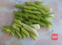 西芹炒鸡蛋的做法图解1