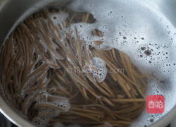 菌菇鸡汤荞麦面的做法图解3