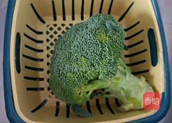 西蓝花炒虾仁的做法图解1