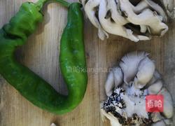 辣椒炒平菇的做法图解1