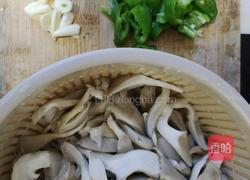 辣椒炒平菇的做法图解2