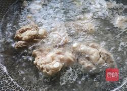 胡萝卜玉米排骨汤的做法图解1