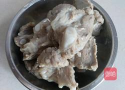 胡萝卜玉米排骨汤的做法图解2