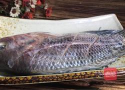 香菜烧鲫鱼的做法图解1