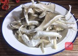 平菇炒鸡蛋的做法图解1