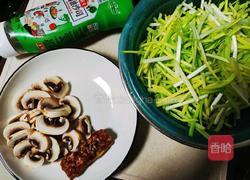 肉沫蘑菇炒蒜黄的做法图解1