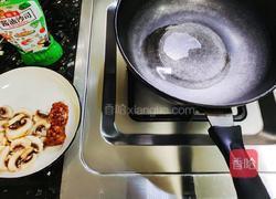 肉沫蘑菇炒蒜黄的做法图解2