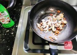 肉沫蘑菇炒蒜黄的做法图解3