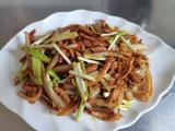白菜帮蒜黄炒肉丝的做法[图]