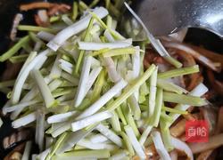 白菜帮蒜黄炒肉丝的做法图解15