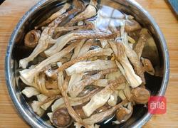 鹿茸菇烧腩肉的做法图解2