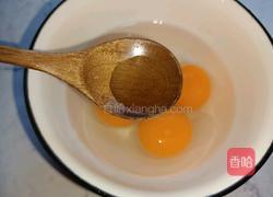 榨菜炒鸭蛋的做法图解2