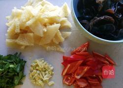 猪皮炒木耳的做法图解3